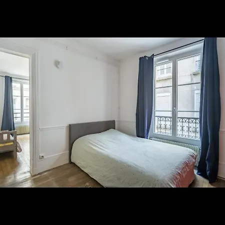 Beautiful Three-room Near Pantheon Parigi