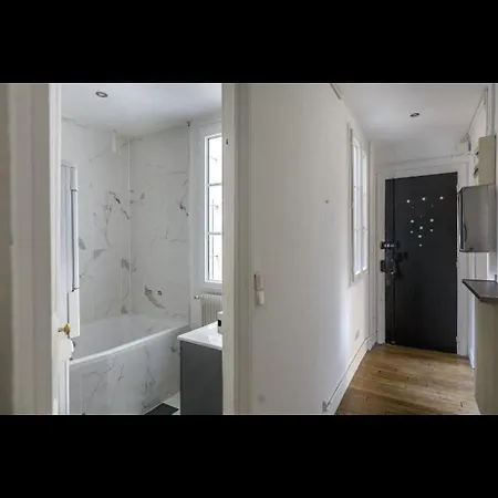 Beautiful Three-room Near Pantheon Parigi