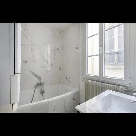 Beautiful Three-room Near Pantheon Parigi