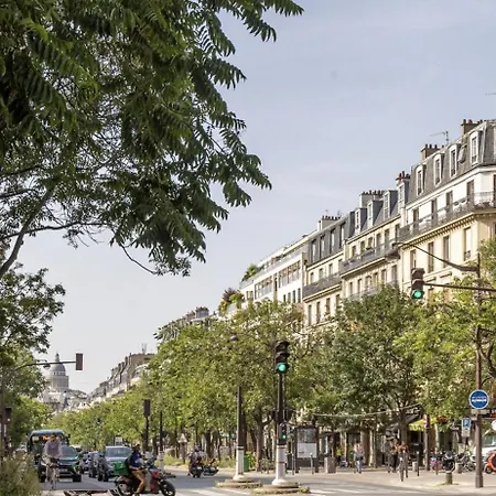Beautiful Three-room Near Pantheon Parigi